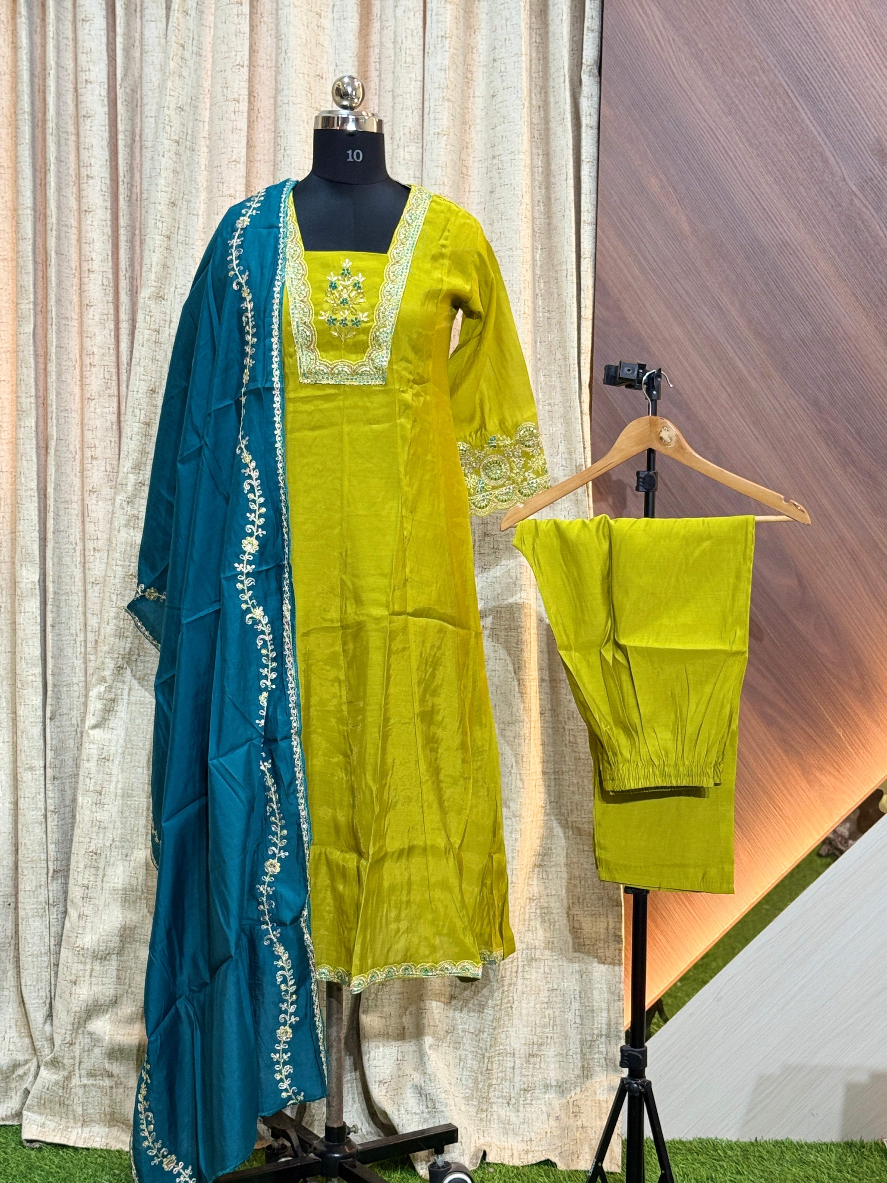 9060 - Designer Wear Anarkali Kurti Set