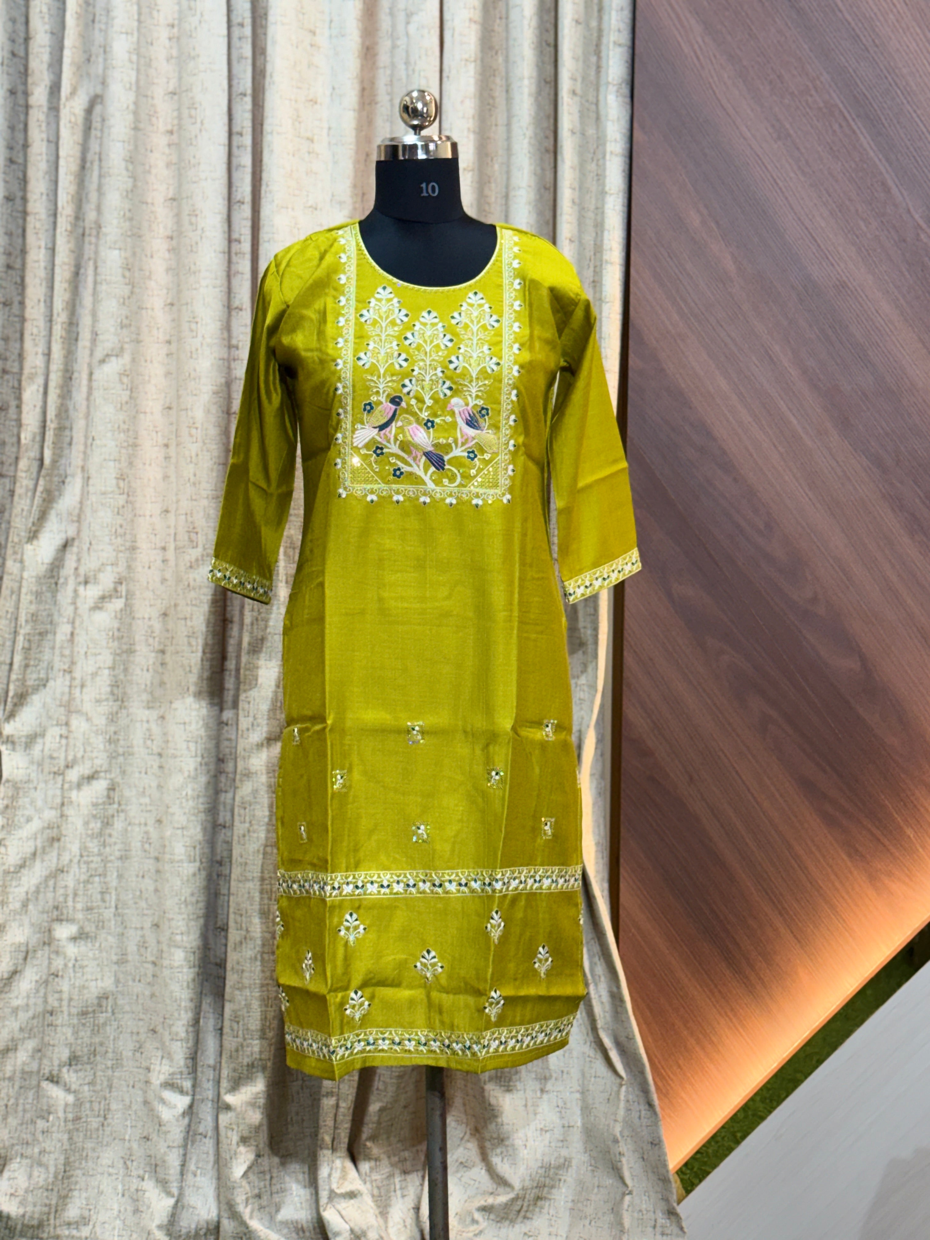 A589 - SILK KURTIS